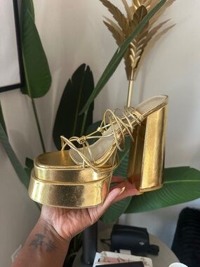 Fashion Nova Gold Metallic Lace-Up Platform Heels – Size 8.5